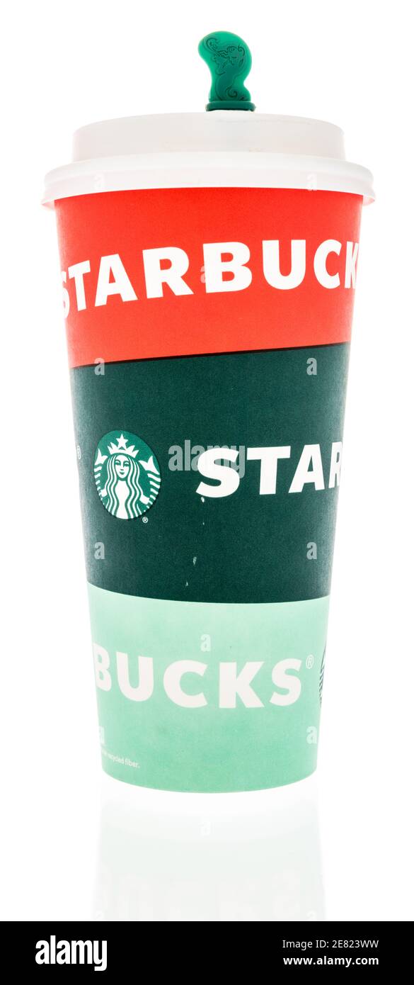 Winneconne, WI -27 Januar 2021: Eine Tasse Starbucks Tasse Kaffee mit Starbucks Logo auf einem isolierten Hintergrund. Stockfoto