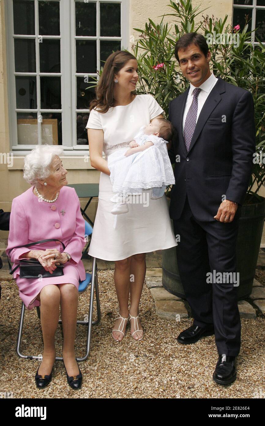 Prinz Louis de Bourbon, Herzog von Anjou und Ehefrau Marie-Marguerite, herzogin von Anjou, überbringen ihre Tochter Eugenia am 3. Juni 2007 in Paris, Frankreich. Foto von Thierry Orban/ABACAPRESS.COM Stockfoto