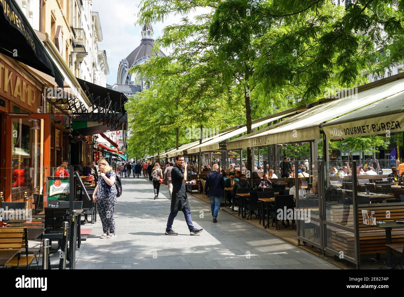 Menschen sitzen in Restaurants in der De Keyserlei Straße in Antwerpen, Belgien Stockfoto