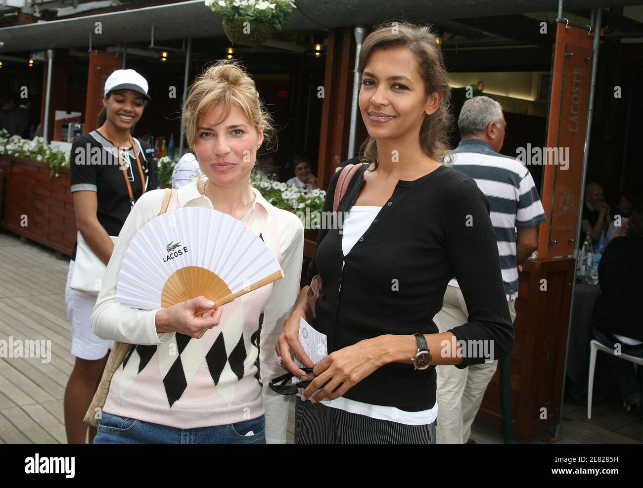 Christine Lemler und Karine le Marchand kommen am 4. Juni 2007 im "Village", dem VIP-Bereich der French Open in der Roland Garros Arena in Paris, Frankreich, an. Foto von ABACAPRESS.COM Stockfoto