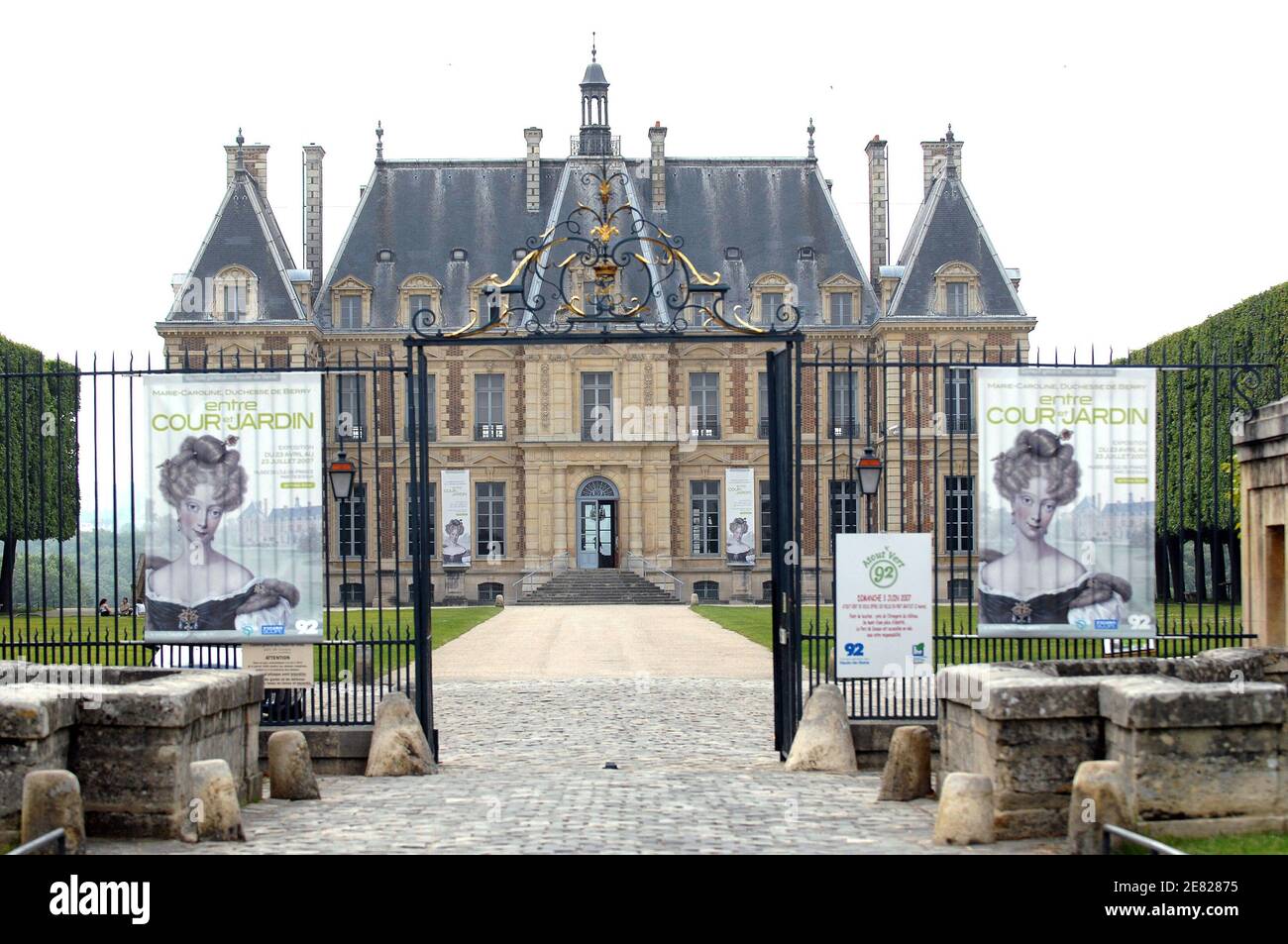 Prinz Louis de Bourbon, Herzog von Anjou und Ehefrau Prinzessin Marie-Marguerite, herzogin von Anjou besuchen die Ausstellung "Duchesse du Berry", die am 4. Juni 2007 im Schloss von Sceaux in der Nähe von Paris, Frankreich, stattfindet. Foto von Ammar Abd Rabbo/ABACAPRESS.COM Stockfoto