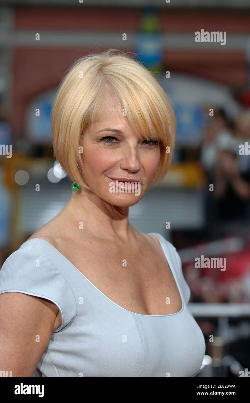 Ellen Barkin nimmt an der Warner Bros' Premiere von 'Ocean's Thirteen' Teil, die am 5. Juni 2007 im Grauman's Chinese Theatre am Hollywood Boulevard in Los Angeles, CA, USA, stattfand. Foto von Lionel Hahn/ABACAPRESS.COM Stockfoto