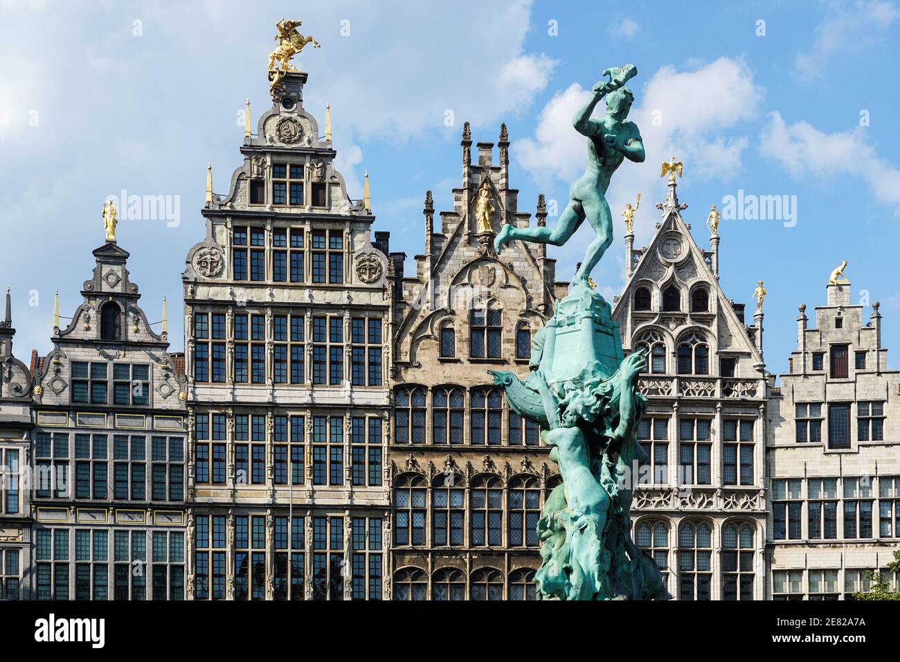 Brabo-Brunnen und historische Guildhalls auf dem Grote Markt in Antwerpen, Flandern, Belgien Stockfoto