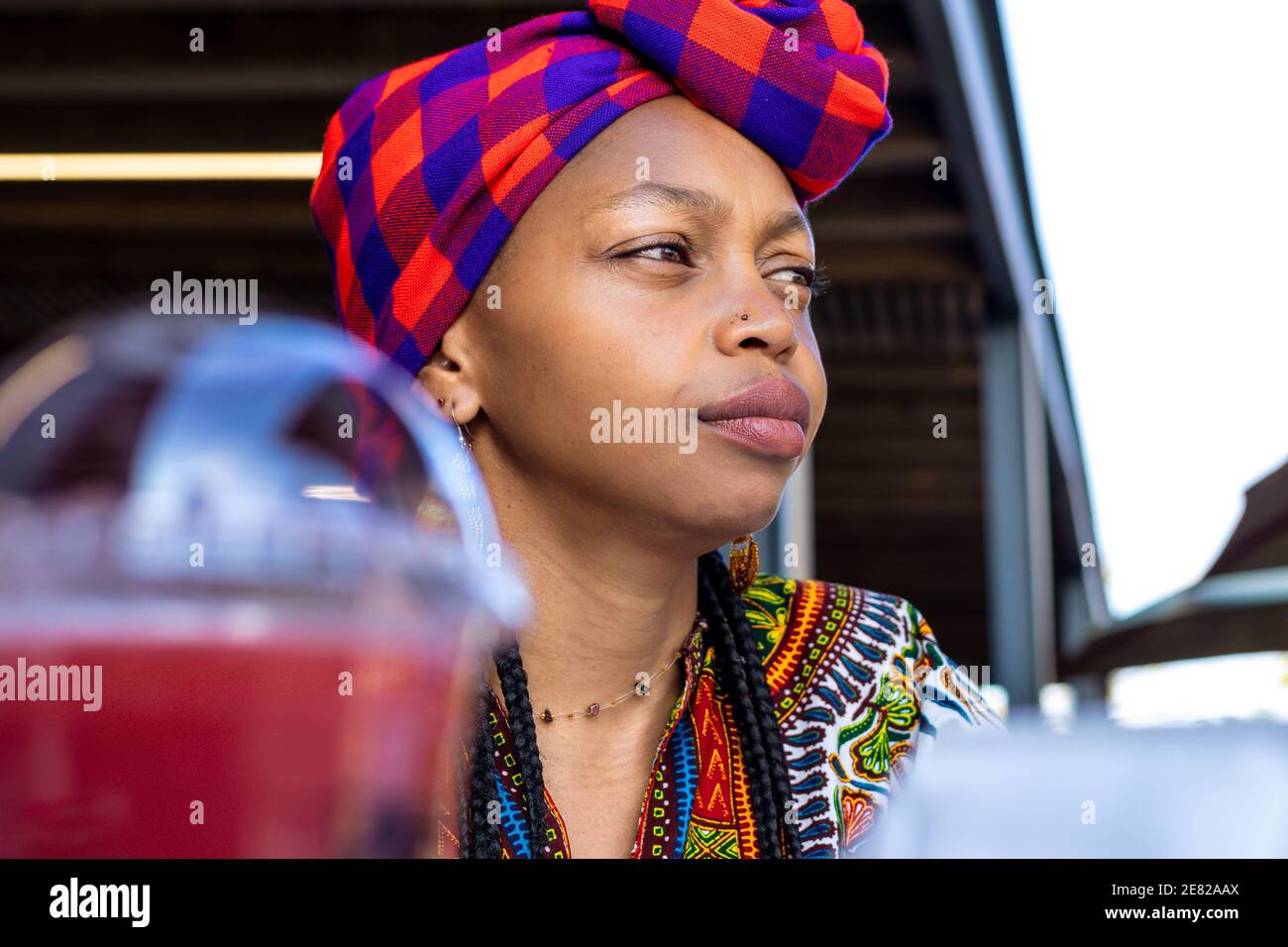 Nahaufnahme Porträt einer nachdenklichen afrikanischen Frau, die etwas anstarrt Im Freien Stockfoto