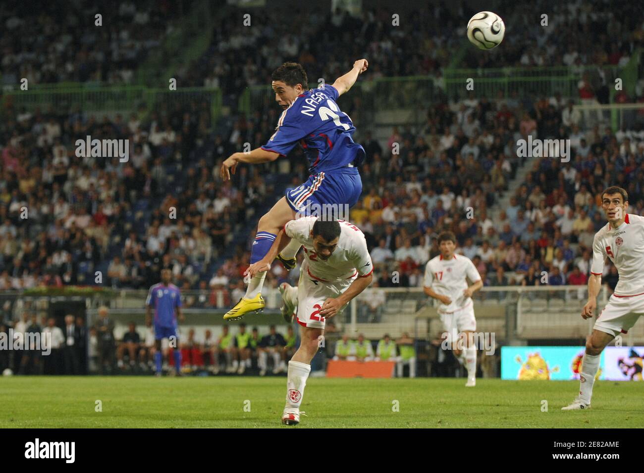 Der französische Samir Nasri fordert den Verteidiger Georgiens beim Qualifikationsspiel zur EM 2008 Frankreich gegen Georgien am 6. Juni 2007 im Stadion l'Abbe Deschamps in Auxerre, Frankreich, heraus. Frankreich gewann 1:0. Foto von Nicolas Gouhier/Cameleon/ABACAPRESS.COM Stockfoto