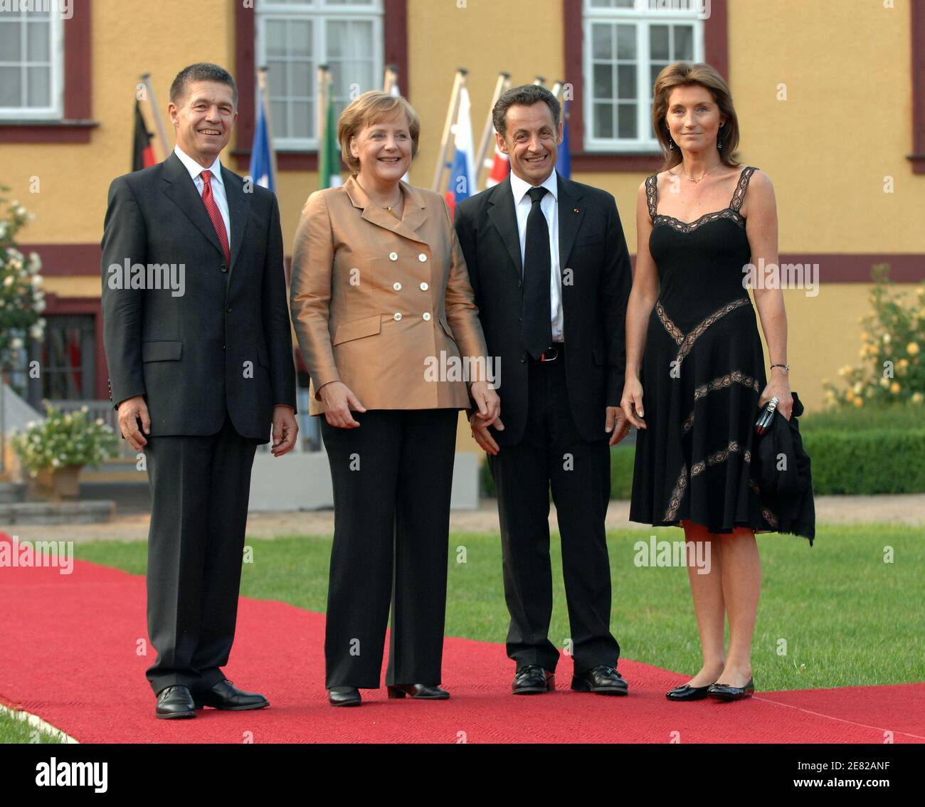 Der französische Präsident Nicolas Sarkozy und seine Frau Cecilia posieren mit Bundeskanzlerin Angela Merkel und ihrem Mann Joachim Sauer bei ihrer Ankunft zum offiziellen G8-Abendessen im Schloss Hohen Luckow bei Heiligendamm, Deutschland, Mittwoch, 6. Juni 2007. Am 6-8. Juni treffen sich im Ostseebad Heiligendamm führende Persönlichkeiten der großen Industrienationen der Welt zu einem G8-Gipfel. Foto von Jacques Witt/ABACAPRESS.COM Stockfoto