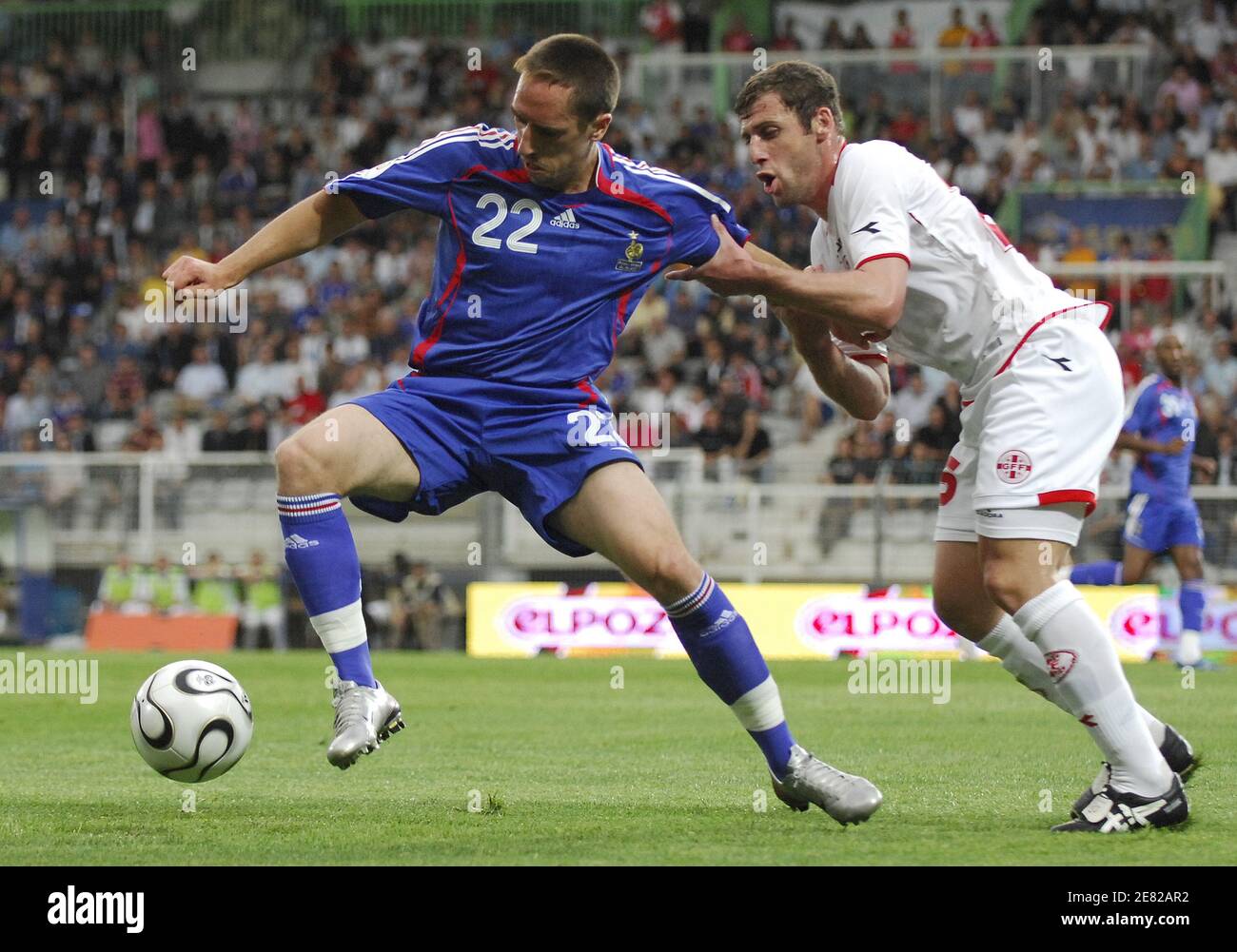 Frankreichs Franck Ribery kämpft am 6. Juni 2007 im Stadion l'Abbe Deschamps in Auxerre, Frankreich, um den Ball beim Qualifikationsspiel Frankreich gegen Georgien zur EM 2008. Frankreich gewann 1:0. Foto von Nicolas Gouhier/Cameleon/ABACAPRESS.COM Stockfoto