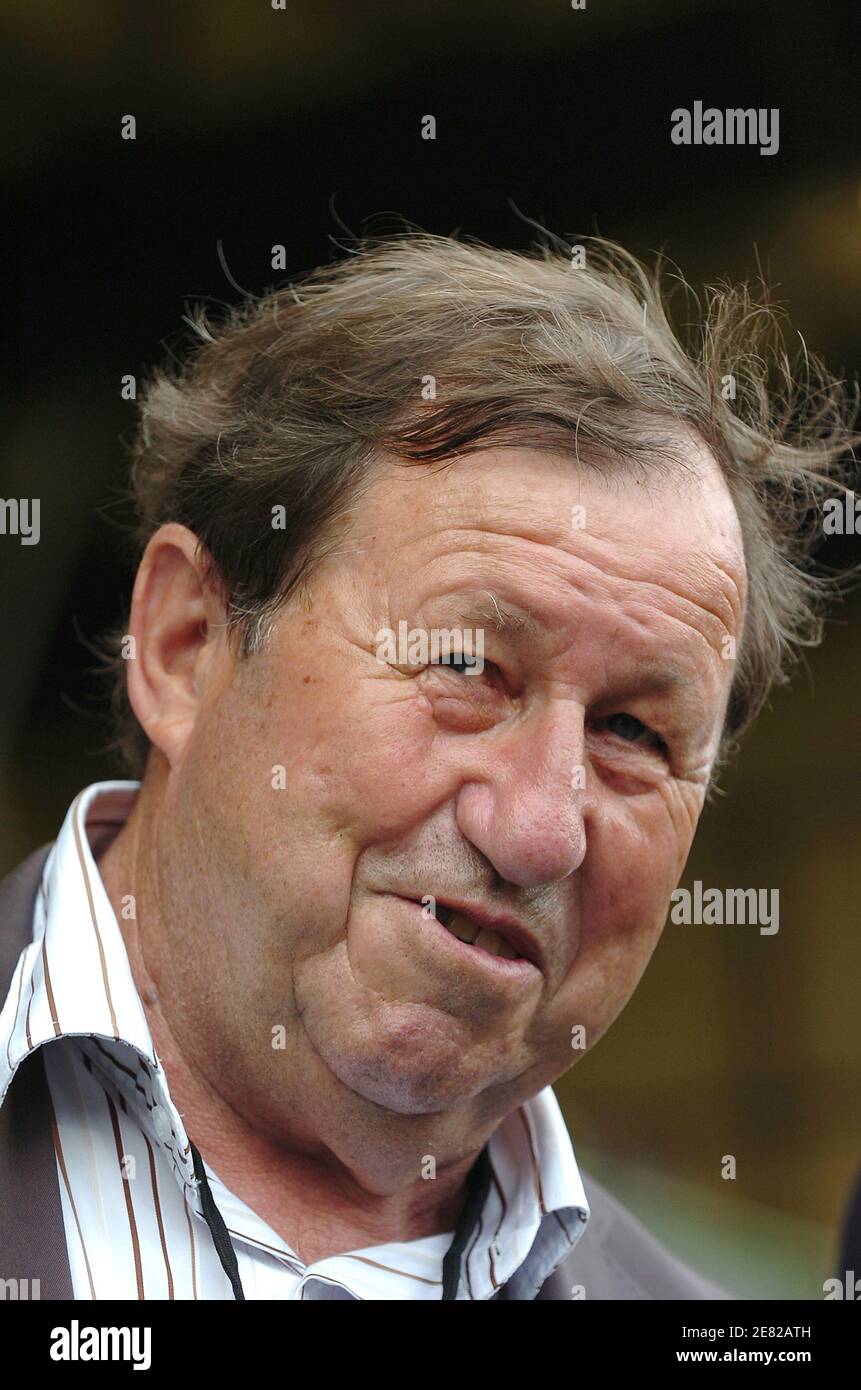 Frankreichs Trainer Guy Roux beim Fußball-Qualifikationsspiel zur EM 2008 Frankreich gegen Georgien im Stadion l'Abbe Deschamps in Auxerre, Frankreich, am 6. Juni 2007. Frankreich gewann 1:0. Foto von Nicolas Gouhier/Cameleon/ABACAPRESS.COM Stockfoto