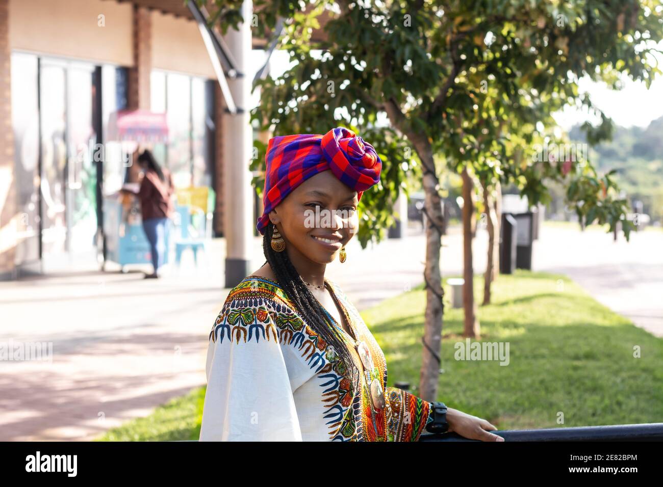 Modische schwarze Frau in ethnischen Kleidung tragen traditionellen afrikanischen Stil Kopftuch Stockfoto