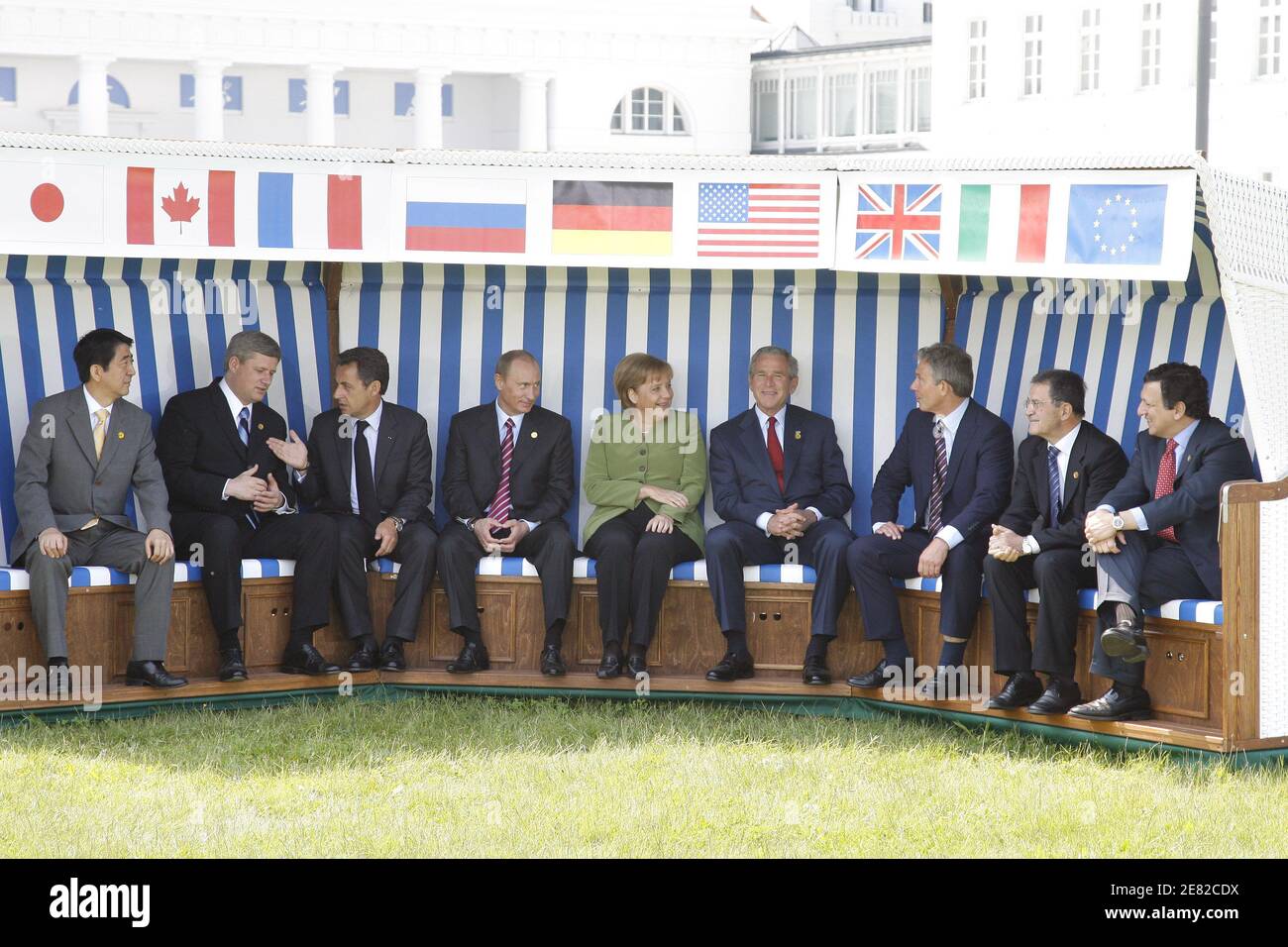 G8-Staatsoberhäupter posieren in einem riesigen Strandstuhl für ein  Familienbild vor dem Kurhaus in Heiligendamm, im Nordosten Deutschlands,  während ihrer ersten Arbeitssitzung am 7. Juni 2007 in Heiligendamm.(L-R)  Japanischer Ministerpräsident Shinzo ...