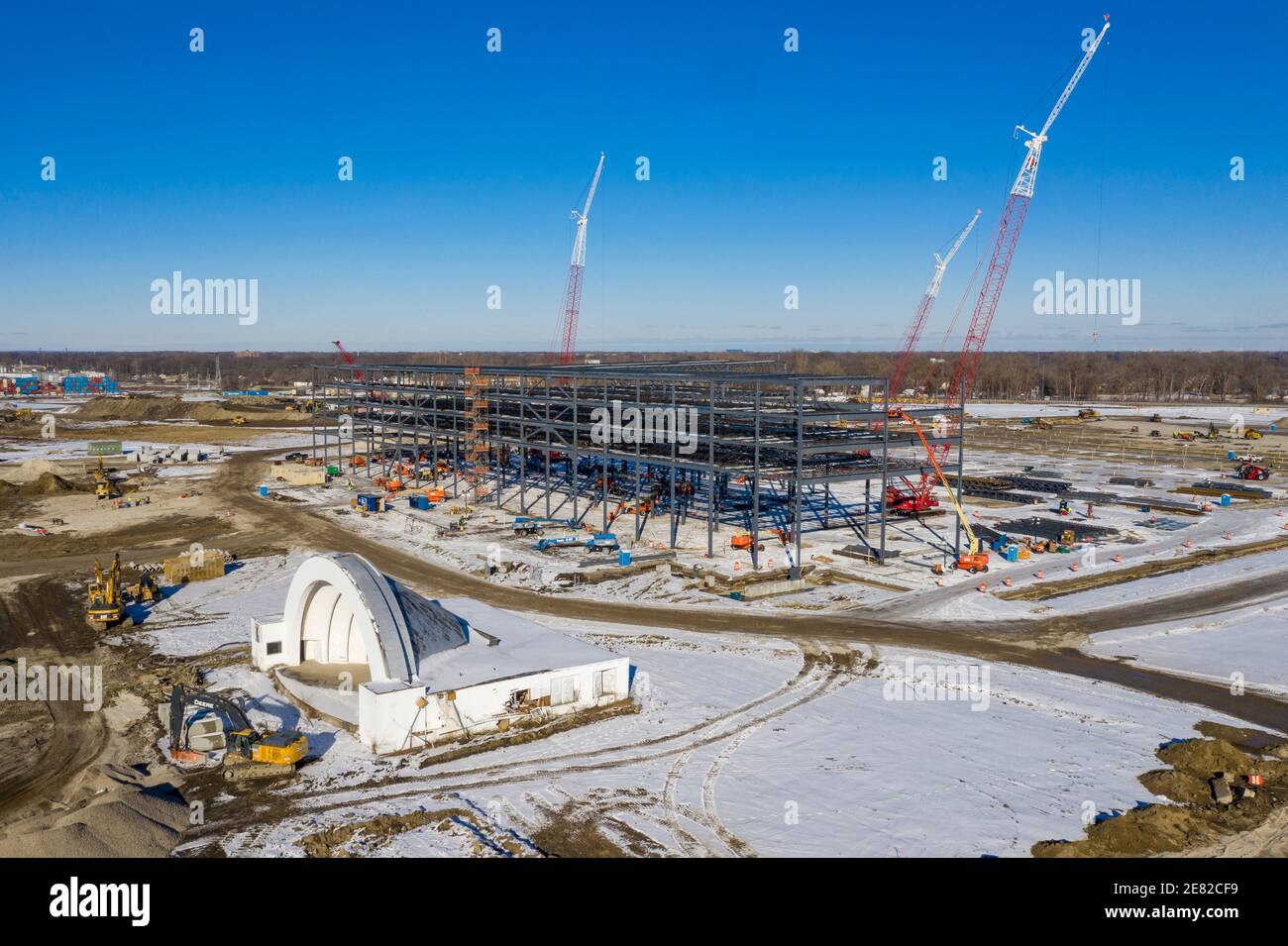 Detroit, Michigan, USA. Januar 2020. Die Bauarbeiten für ein Distributionszentrum im Wert von 400 Millionen US-Dollar für Amazon.com sind im Gange. Es wird die größte Amazon-Anlage in Michigan sein. Die Bandshell ist über von der Michigan State Fair, die auf dieser Website für 160 Jahre gehalten wurde verlassen. Kredit: Jim West/Alamy Live Nachrichten Stockfoto