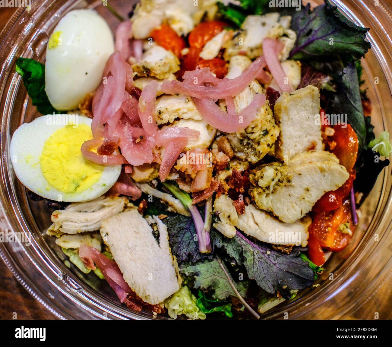 Frischer Salat mit gegrilltem Hähnchen Stockfoto