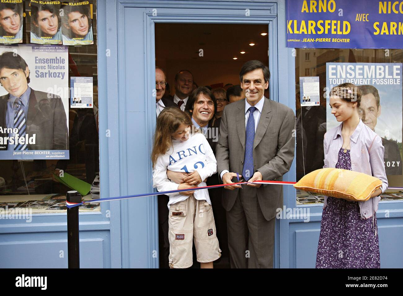 Der französische Premierminister Francois Fillon unterstützt den Rechtsanwalt Arno Klarsfeld, den Kandidaten für die Parlamentswahlen der UMP am 7. Juni 2007 in Paris. Foto von Bernard Bisson/ABACAPRESS.COM Stockfoto