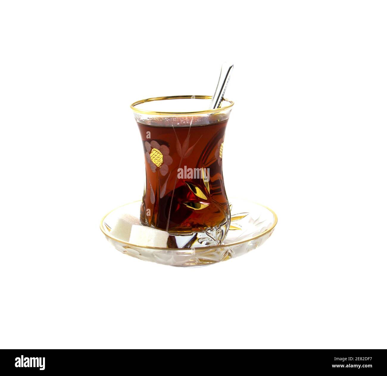 Glas traditionellen türkischen Tee isoliert auf weißem Hintergrund Stockfoto