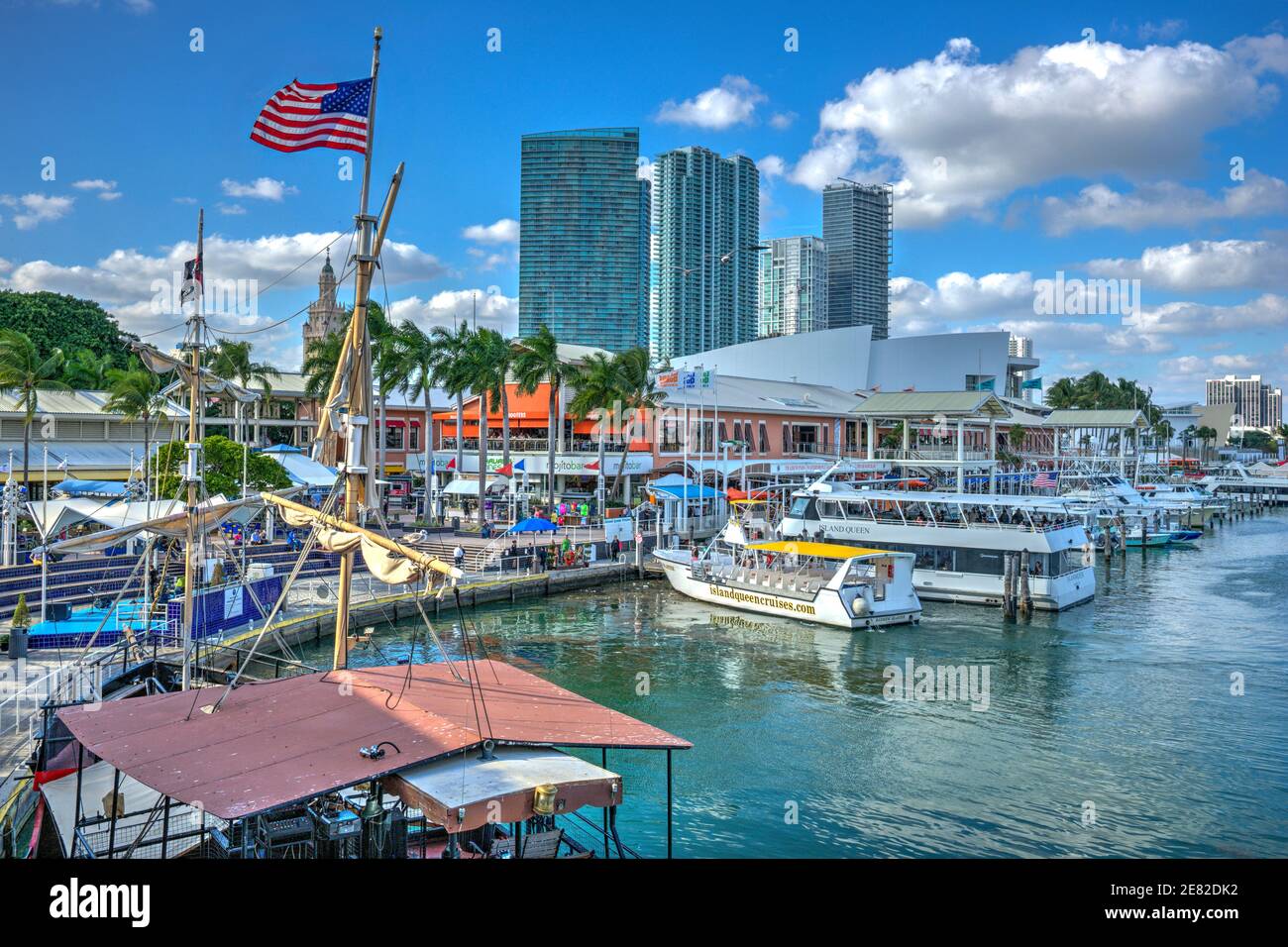 Die Ausflugsboote dockten an der Marina am Bayfront Marketplace an der Biscayne Bay in Miami, Florida. Stockfoto