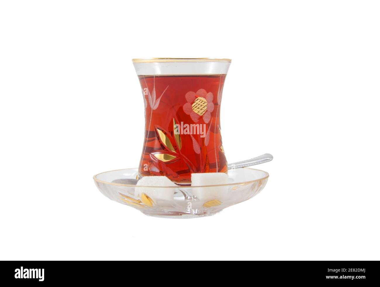 Glas traditionellen türkischen Tee isoliert auf weißem Hintergrund Stockfoto