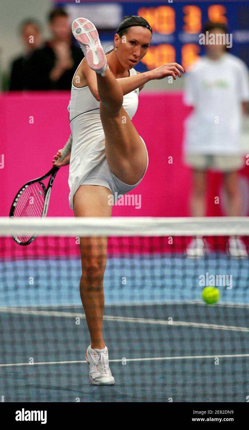 Jelena Jankovic Serbien reagiert nach dem Verlust eines Punkt gegen Sorana  Cirstea Rumäniens während ihrer Fed-Cup-Europa-Afrika-Zone-Tennis-Match in  Budapest 1. Februar 2008. REUTERS/Karoly Arvai (Ungarn Stockfotografie -  Alamy