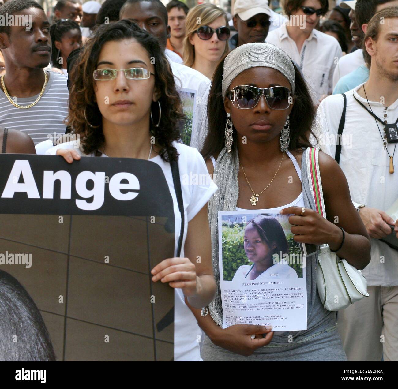 Stiller Protest zum Gedenken an Ange Mugeni, ein 21-jähriges Ruandamädchen, in Lyon, Frankreich, am 9. Juni 2007. Die Studentin in Wirtschaft und Wissenschaft an der Universität Lyon-II, wurde in ihrem Blut entdeckt, im vergangenen Mai 31, gegen 5 UHR. In den Toiletten eines TGV im Genfer Bahnhof. Die junge Frau, verstorben nach der Ankunft von medizinischen Mitarbeitern, die eine Wunde an ihrem Hals entdeckt. Ein blutiges Messer wurde in einem Mülleimer gefunden. Fotos von Vincent Dargent/ABACAPRESS.COM Stockfoto