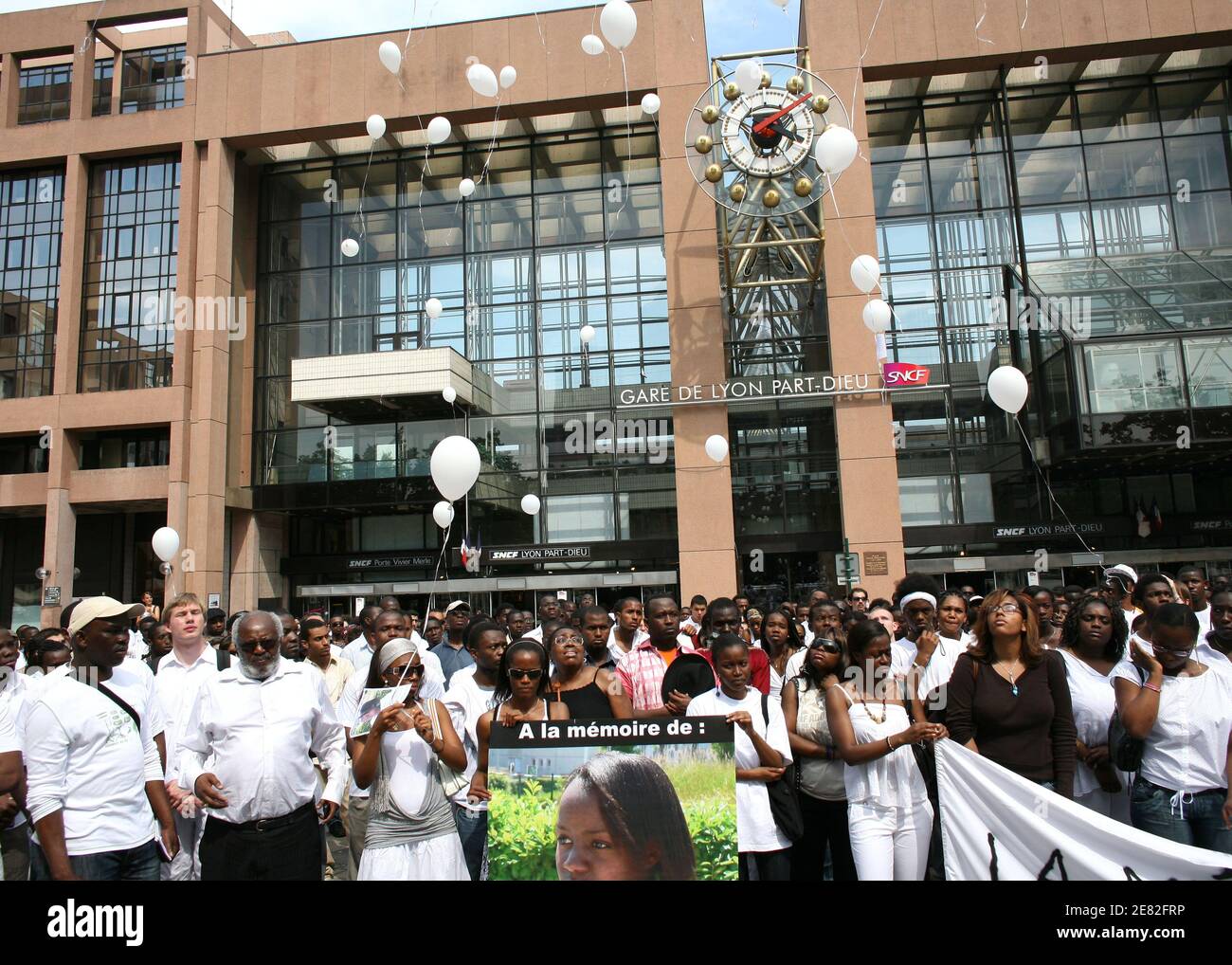 Stiller Protest zum Gedenken an Ange Mugeni, ein 21-jähriges Ruandamädchen, in Lyon, Frankreich, am 9. Juni 2007. Die Studentin in Wirtschaft und Wissenschaft an der Universität Lyon-II, wurde in ihrem Blut entdeckt, im vergangenen Mai 31, gegen 5 UHR. In den Toiletten eines TGV im Genfer Bahnhof. Die junge Frau, verstorben nach der Ankunft von medizinischen Mitarbeitern, die eine Wunde an ihrem Hals entdeckt. Ein blutiges Messer wurde in einem Mülleimer gefunden. Fotos von Vincent Dargent/ABACAPRESS.COM Stockfoto