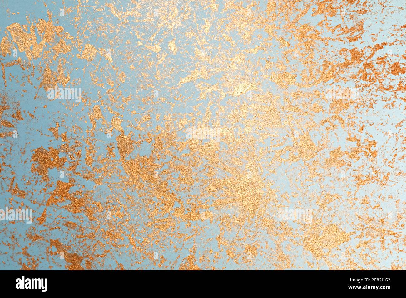 Textur von Goldfarbe auf blauem Papier Stockfoto