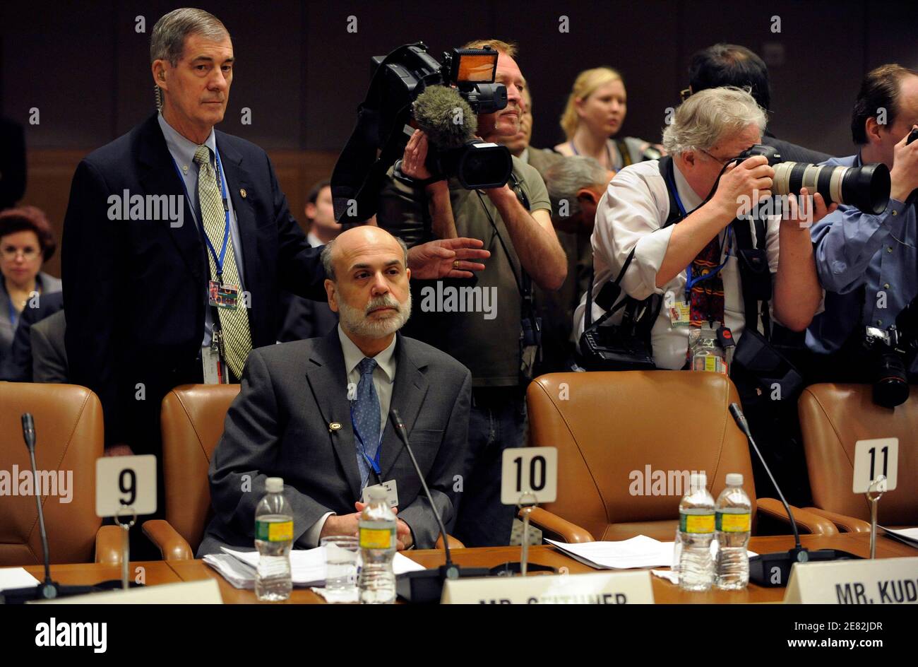 US-Notenbankchef Ben Bernanke wartet allein für den Start des internationalen Währungs- und Finanzausschusses (IMFC) Treffens während der IWF und Weltbank Frühjahrstagung in Washington, 25. April 2009.   REUTERS/Mike Theiler (Vereinigte Staaten-Politik-Geschäft) Stockfoto