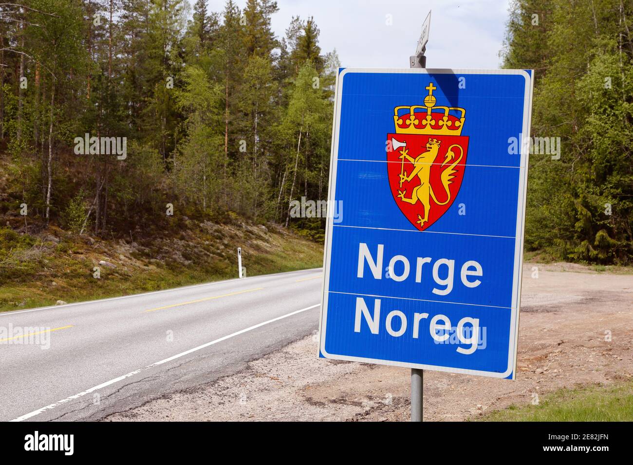 Norwegen, Schweden - 26. Mai 2016: Norwegisches internationales Grenzstraßenschild an der Grenze zu Schweden. Stockfoto