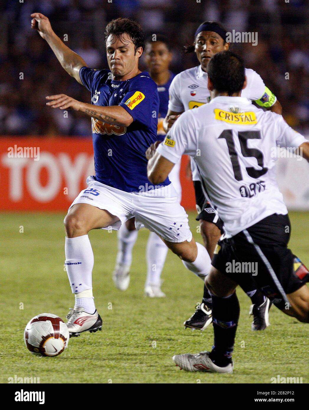 Diego Olate (R) des chilenischen Club läuft Colo Colo Herausforderung Kleber  der brasilianischen Verein Cruzeiro während
