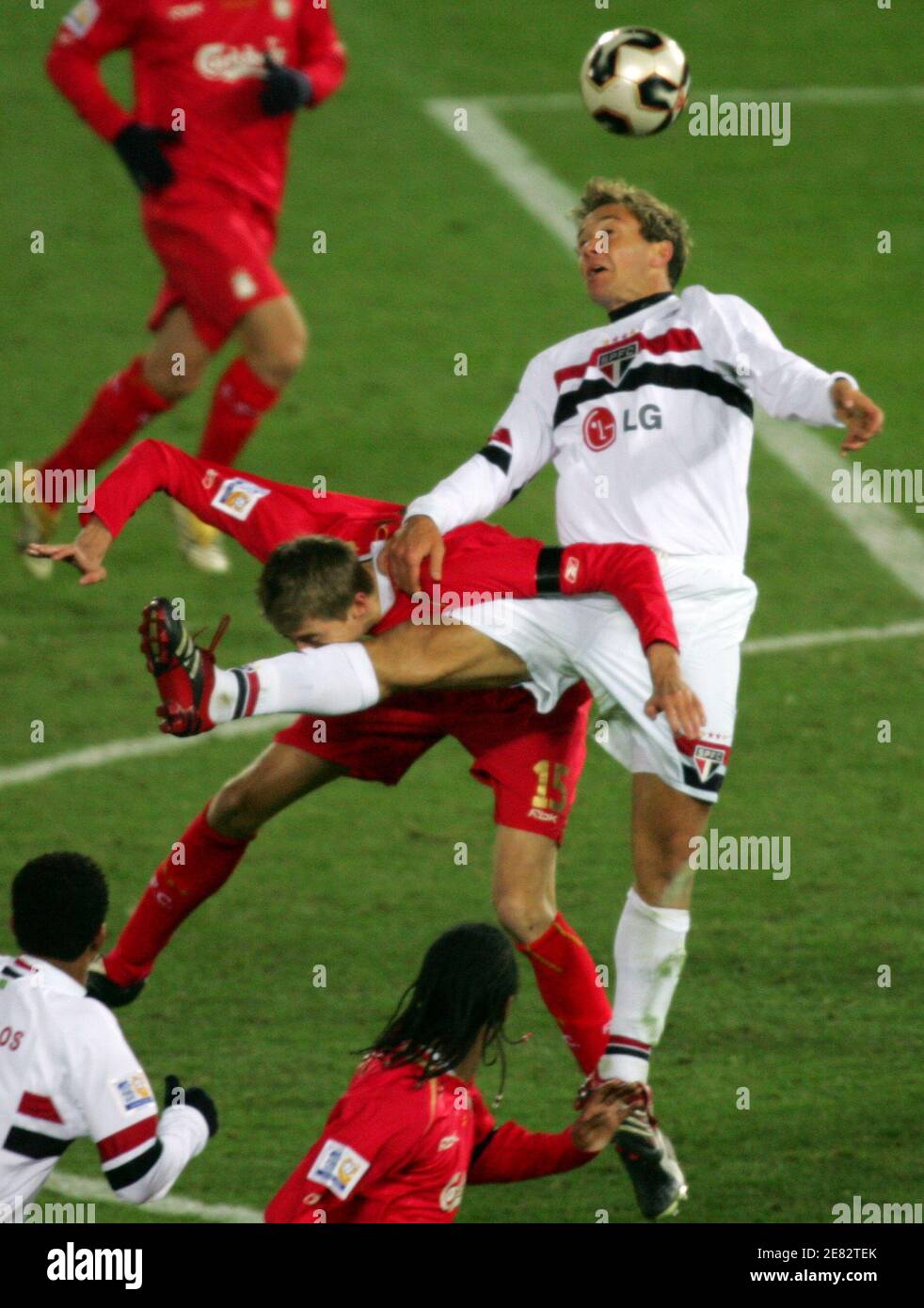 Sao Paulo Verteidiger Diego Lugano (R) stoppt Liverpool-Stürmer Peter  Crouch (L) in der zweiten Hälfte der FIFA-Klub-Weltmeisterschaft  Fußball-Finale in Yokohama International Stadium, südlich von Tokio 18.  Dezember 2005. Sao Paulo schlagen Liverpool