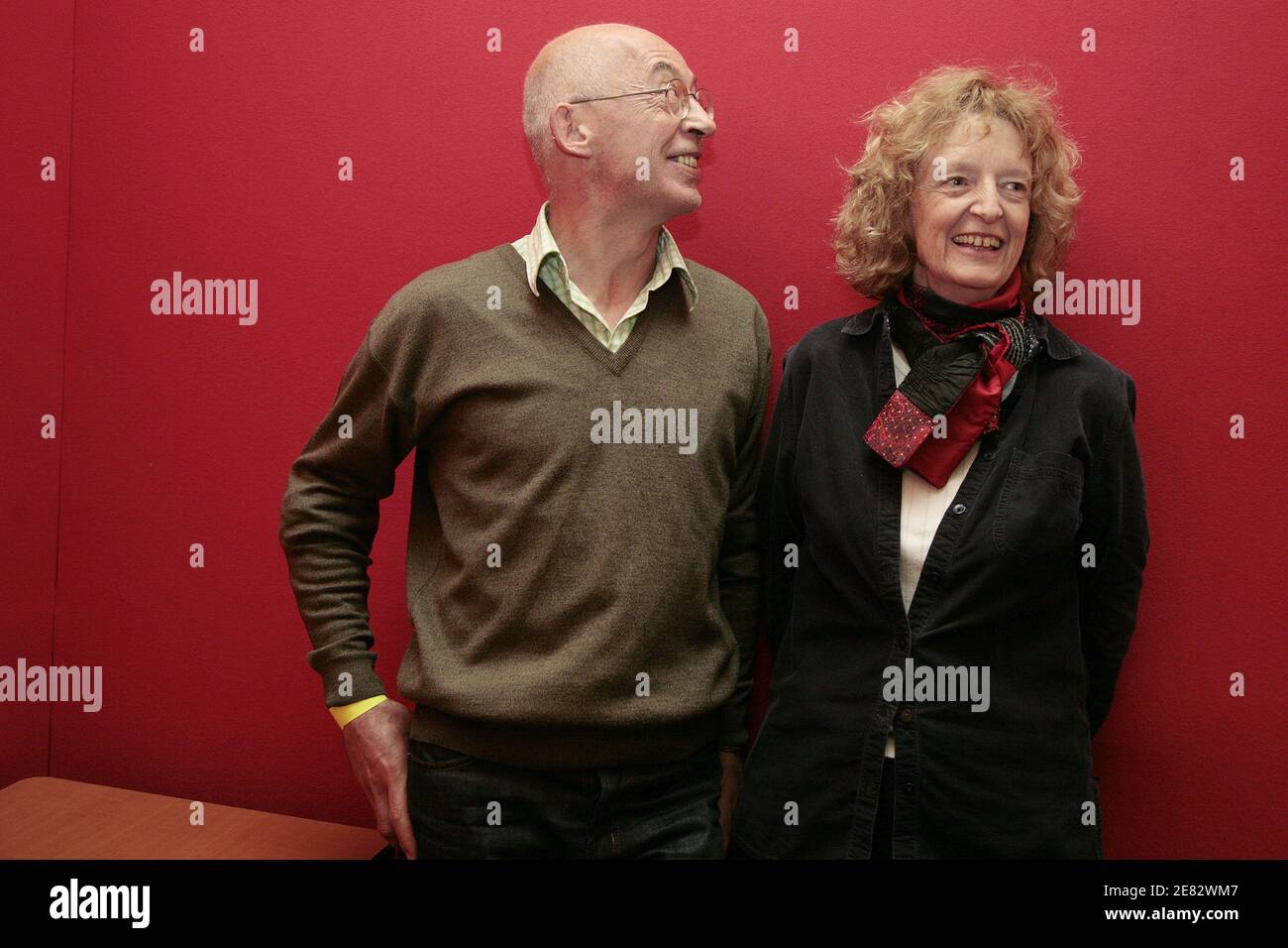 EXKLUSIV - Thierry Masure und Christine Courcol posieren für unseren Fotografen in Paris, Frankreich, am 17. Juni 2007. Die beiden Journalisten von Agence France Press veröffentlichen das Buch "Les Coulisses d'une Defaite", in dem die ehemalige Präsidentschaftskandidatin Segolene Royal ihre Spaltung mit ihrem langjährigen Weggefährten und Generalsekretär der sozialistischen Partei Francois Hollande offiziell bestätigt. Foto von Axelle de Russe/ ABACAPRESS.COM Stockfoto