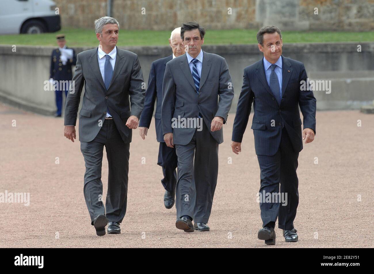 (L bis R) Verteidigungsminister Herve Morin, Premierminister Francois Fillon und der französische Präsident Nicolas Sarkozy stehen an der Spitze der Zeremonie anlässlich des 67. Jahrestages des "Appells vom 18. Juni" am 18. Juni 2007 im Mont-Valerien in Suresnes bei Paris, Frankreich. Die gedenkfeiern fanden statt, wo die deutschen Behörden am 15. Dezember 1941 mehr als 70 Menschen in Mont-Valerien hingerichtet haben, als Reaktion auf einen französischen Angriff auf einen deutschen Offizier. Foto von Jacques Witt/Pool/ABACAPRESS.COM Stockfoto