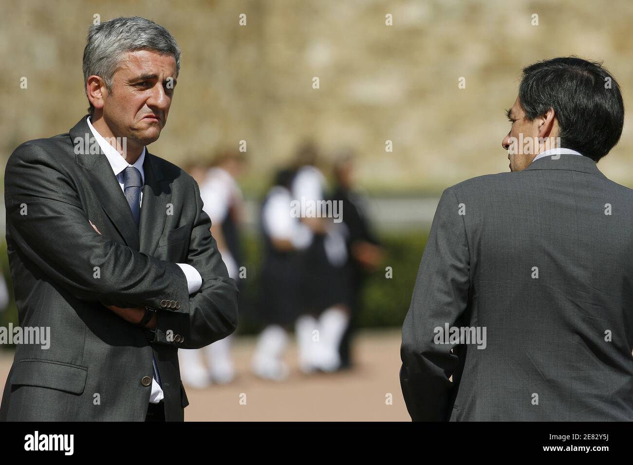 Premierminister Francois Fillon (R) und Verteidigungsminister Herve Morin nehmen am 18. Juni 2007 am Mont Valerien in Suresnes bei Paris an der Zeremonie zum 67. Jahrestag des "Appells vom 18. Juni" Teil. Die gedenkfeiern fanden statt, wo die deutschen Behörden am 15. Dezember 1941 mehr als 70 Menschen in Mont-Valerien hingerichtet haben, als Reaktion auf einen französischen Angriff auf einen deutschen Offizier. Foto von Thierry Orban/ABACAPRESS.COM Stockfoto