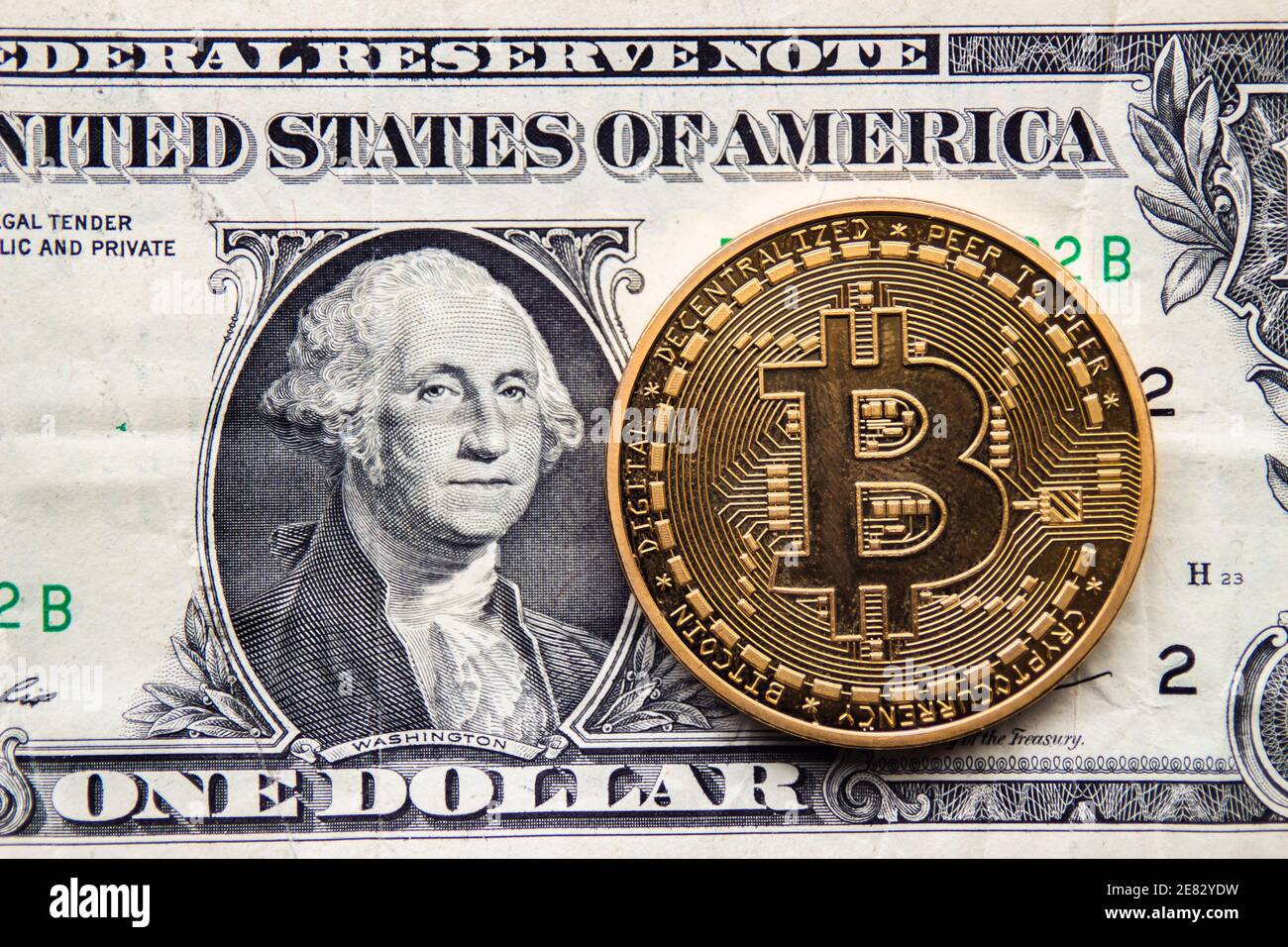 Calgary, Alberta. Kanada. Januar 29 2021. Eine Bitcoin-Münze mit der Währung der Vereinigten Staaten von Amerika auf dem Hintergrund Stockfoto