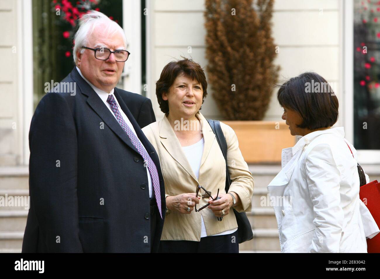 Der sozialistische Senator Pierre Mauroy und die Bürgermeisterin von Lille, Martine Aubry, nehmen am 19. Juni 2007 an der Arbeitssitzung der Sozialistischen Wochenzeitung in Paris Teil. Foto von Bisson-Mousse/ABACAPRESS.COM Stockfoto