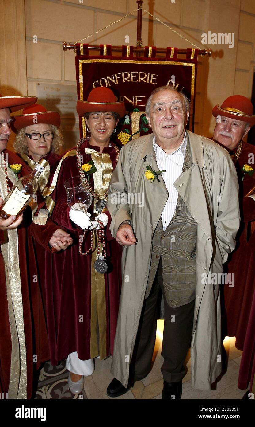 Claude Chabrol, Präsident des 25. Festival of Film Policier (Mystery Film), wird am 22. Juni 2007 in Cognac, südwestlich von Frankreich, der "Bruderschaft von Pineau und Cognac" vorgestellt. Foto von Patrick Bernard/ABACAPRESS.COM Stockfoto