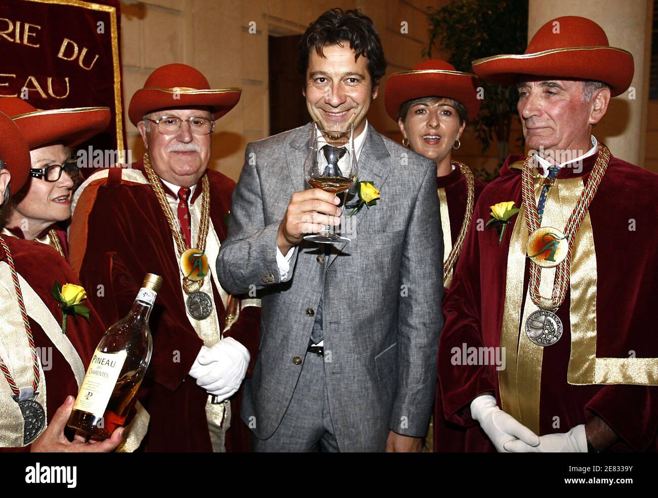 Laurent Gerra wird während des 25. Festivals des Film Policier (Mystery Film), das am 22. Juni 2007 in Cognac, im Südwesten Frankreichs, stattfindet, in die 'Bruderschaft von Pineau und Cognac' eingeführt. Foto von Patrick Bernard/ABACAPRESS.COM Stockfoto