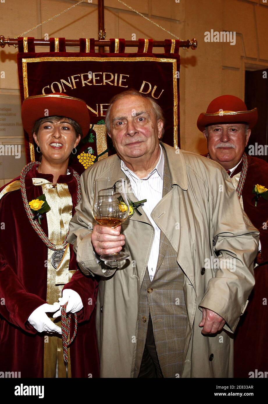 Claude Chabrol, Präsident des 25. Festival of Film Policier (Mystery Film), wird am 22. Juni 2007 in Cognac, südwestlich von Frankreich, der "Bruderschaft von Pineau und Cognac" vorgestellt. Foto von Patrick Bernard/ABACAPRESS.COM Stockfoto