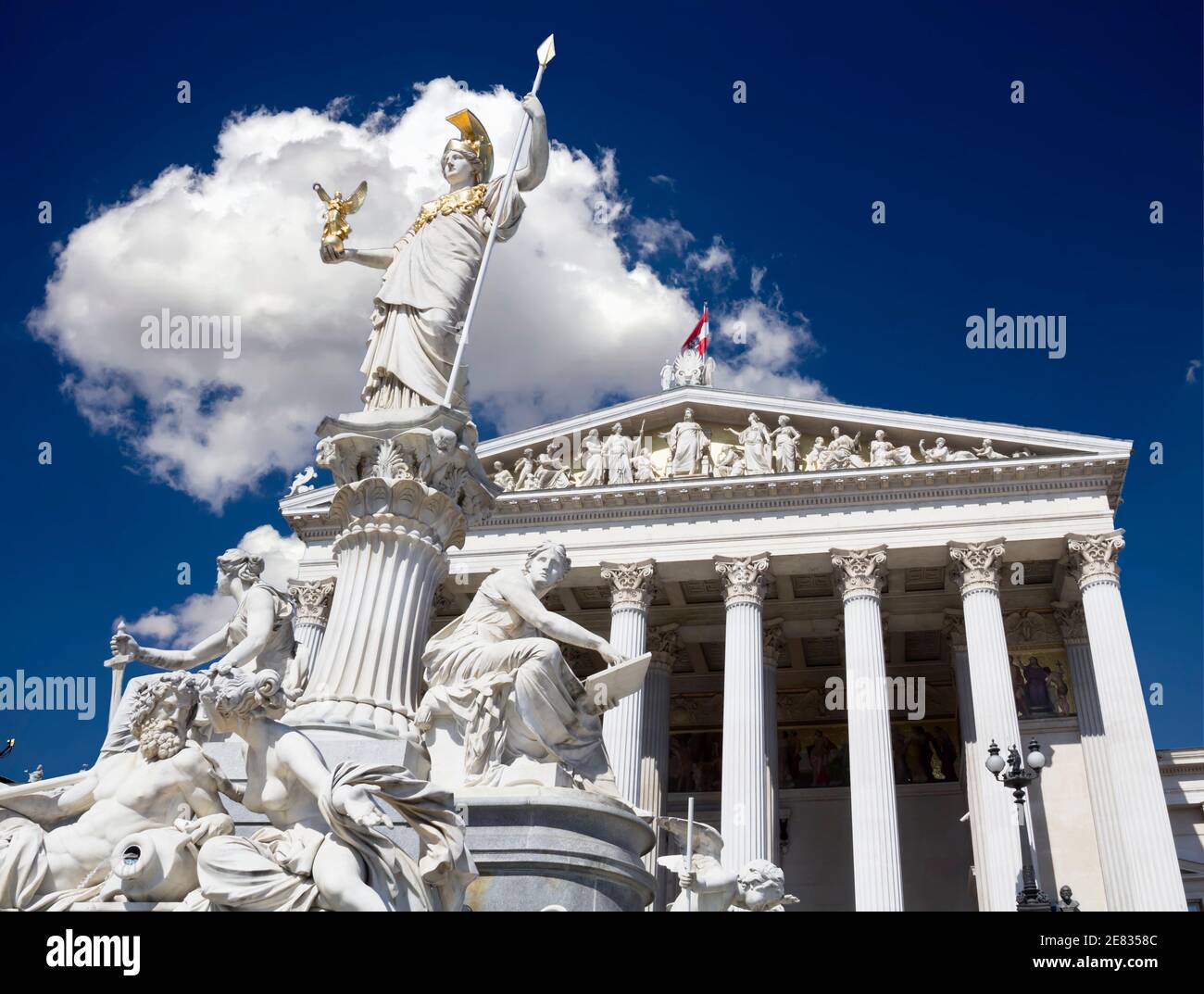 Österreichisches Parlament mit Pallas Athene, Wahrzeichen von Wien Stockfoto