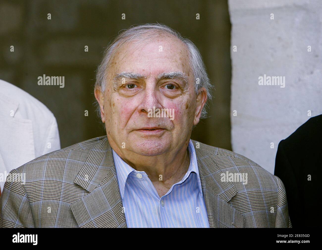 Der französische Regisseur Claude Chabrol posiert für Fotografie am Ende des 25. Internationalen Cognac-Thriller- und Film-Noir-Festivals, das am 25. Juni 2007 in Cognac, Südwestfrankreich, stattfand. Foto von Patrick Bernard/ABACAPRESS.COM Stockfoto