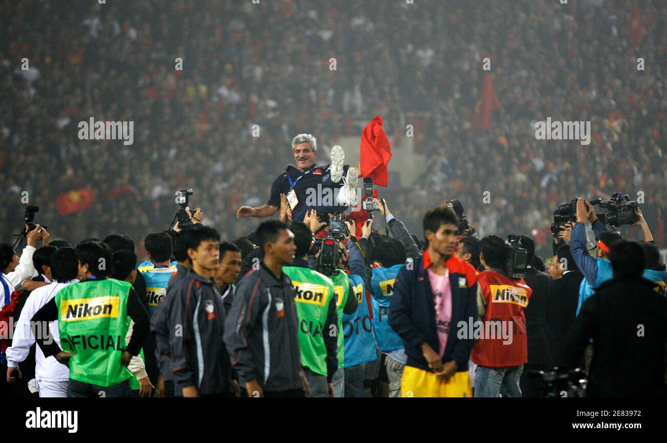 Vietnams Fussballspieler Werfen Cheftrainer Henrique Calisto Top In Die Luft Nachdem Sie Thailand Besiegt Haben Um Den Aff Suzuki Cup 2008 Im My Dinh Stadion In Hanoi Am 28 Dezember 2008 Zu