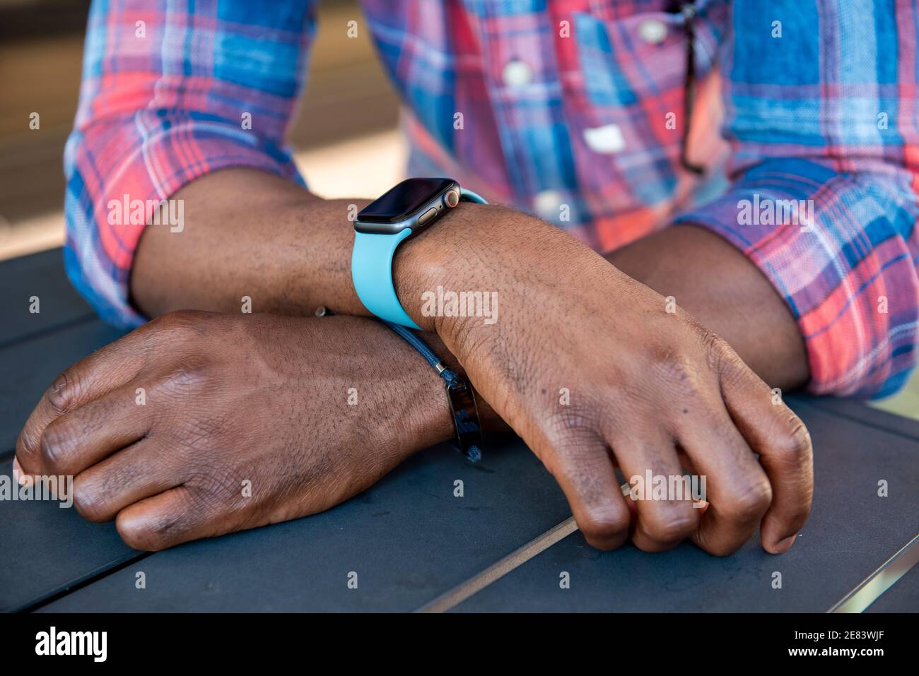 Nahansicht der männlichen schwarzen Hände, die eine digitale Uhr tragen. Stockfoto