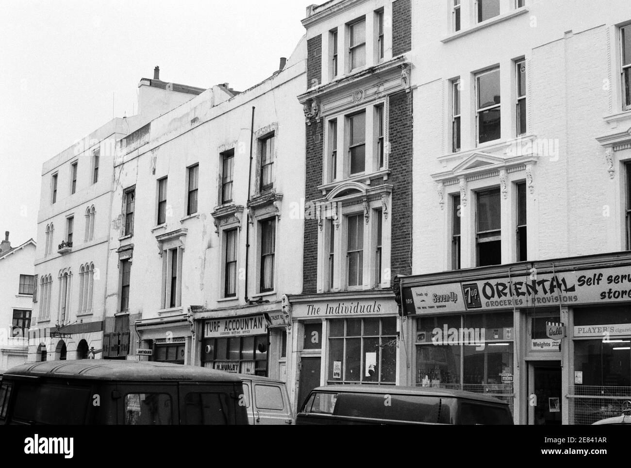 Großbritannien, West London, Notting Hill, 1973. Geschäfte in der Talbot Road (Nr.105) gegenüber von Powis Mews. Stockfoto