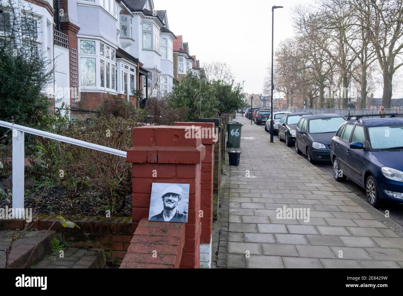 Ein weggeworfener Druck des Ex-Hollywood-Stars Paul Newman wird am 23. Januar 2021 in London, England, an einer Wand vor einem Wohnhaus in Herne Hill im Süden Londons gestützt. Stockfoto