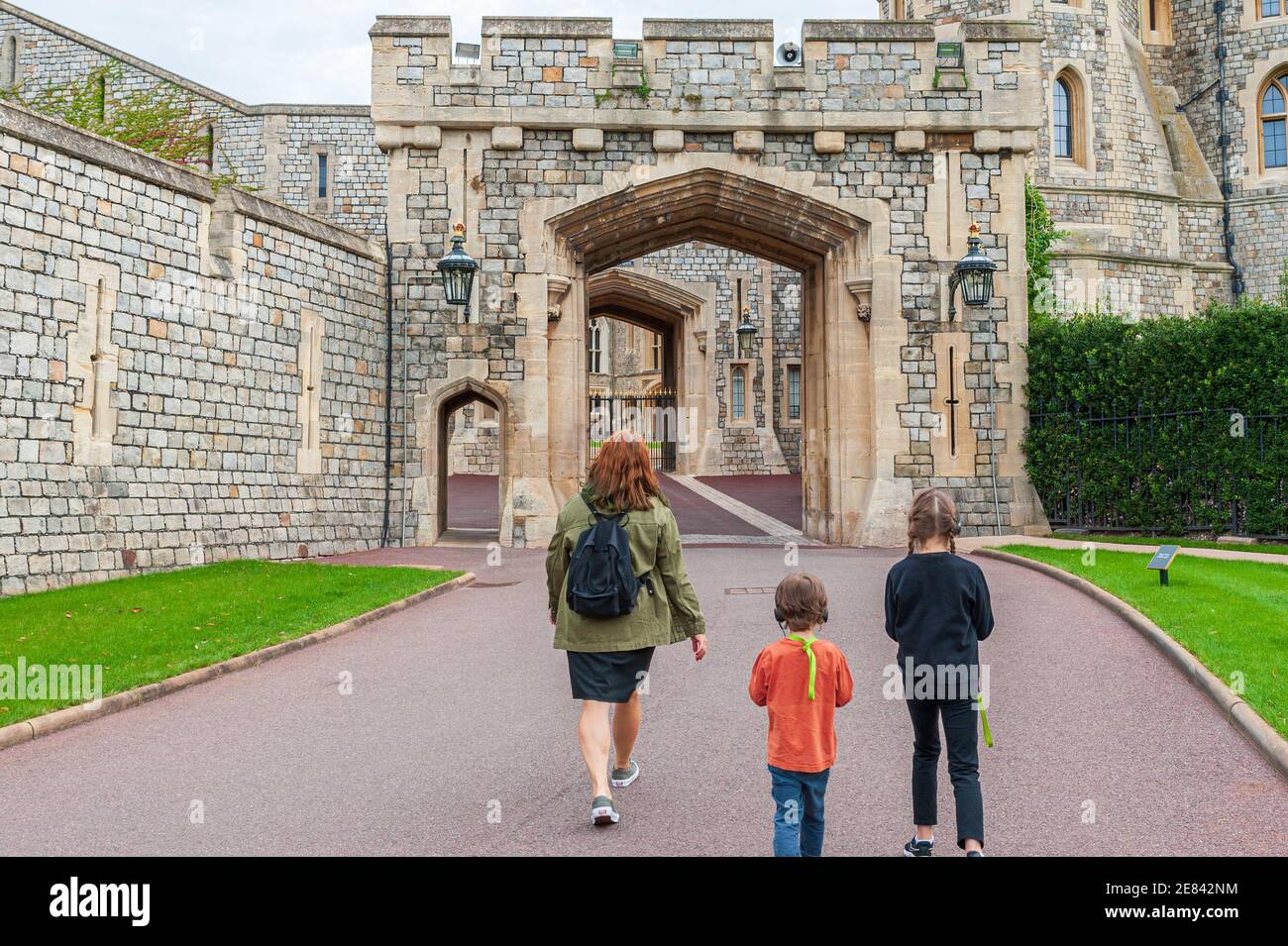 08/27/2020. Windsor Castle, Großbritannien. Touristen besichtigen königliche Residenz in Windsor, Eingang ist durch St. George's Gate. Stockfoto