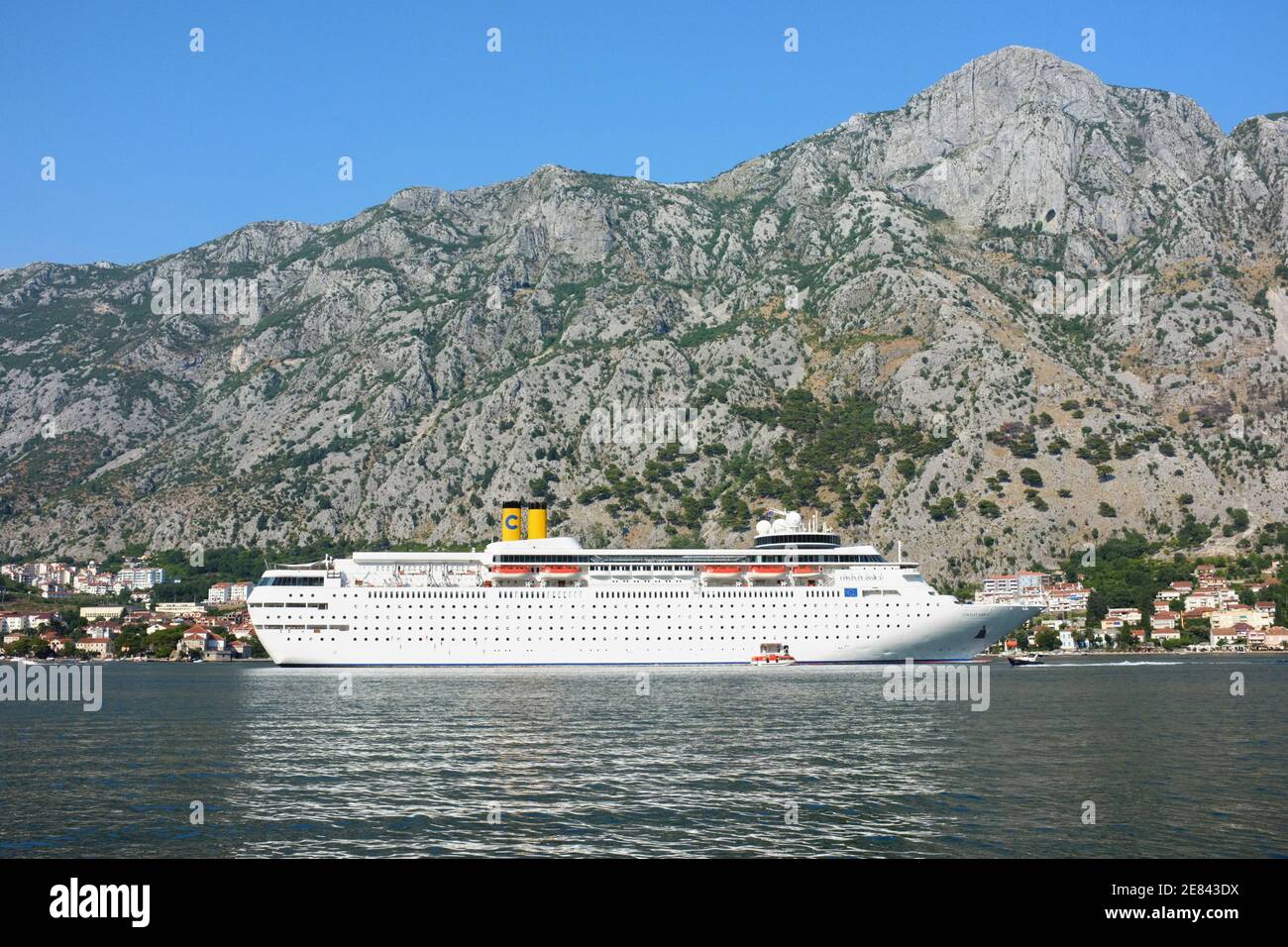 Kotor, Montenegro - 18. Juli 2013: Kreuzfahrtschiff Costa Classica vor Anker in der Bucht von Kotor. Costa Classica ist ein Kreuzfahrtschiff für Costa Crociere. Sie war b Stockfoto
