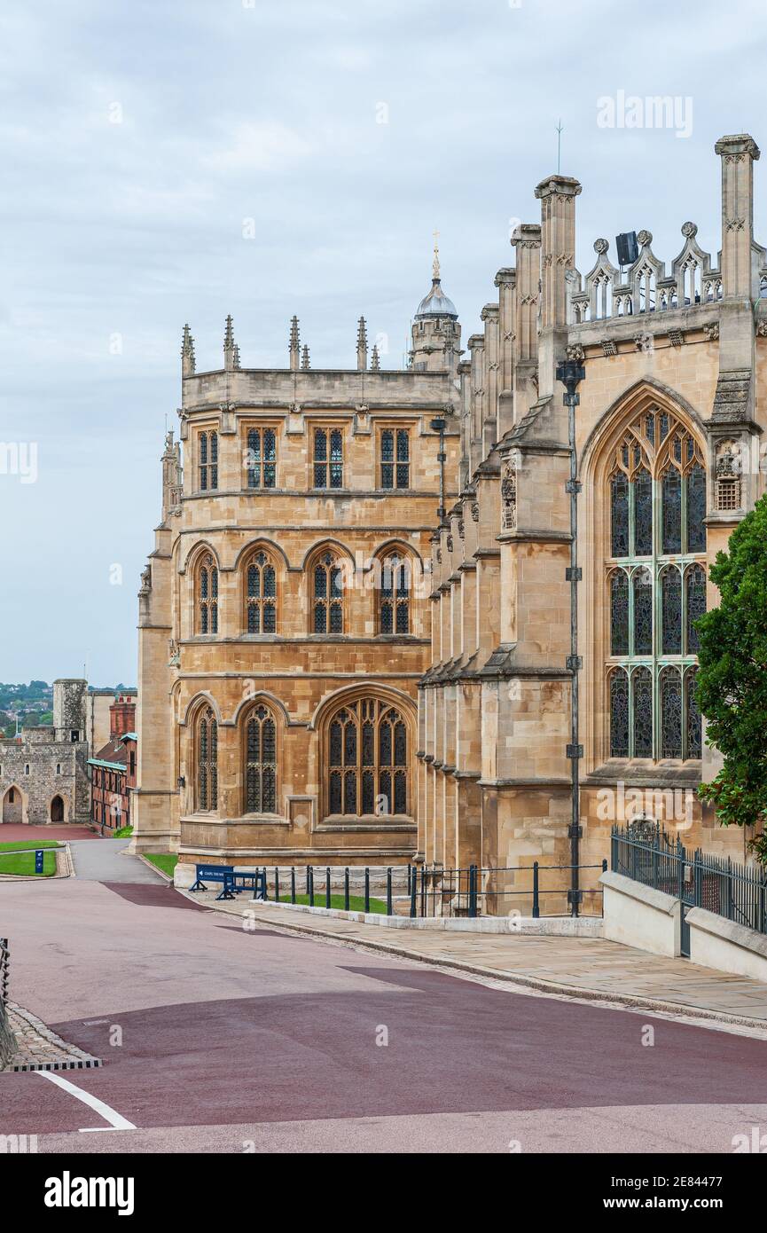 08/27/2020. Windsor Castle, Großbritannien. Der untere Bezirk mit St. George's Chapel, die Lady Chapel. Es ist die älteste und größte besetzte Burg der Welt. Stockfoto