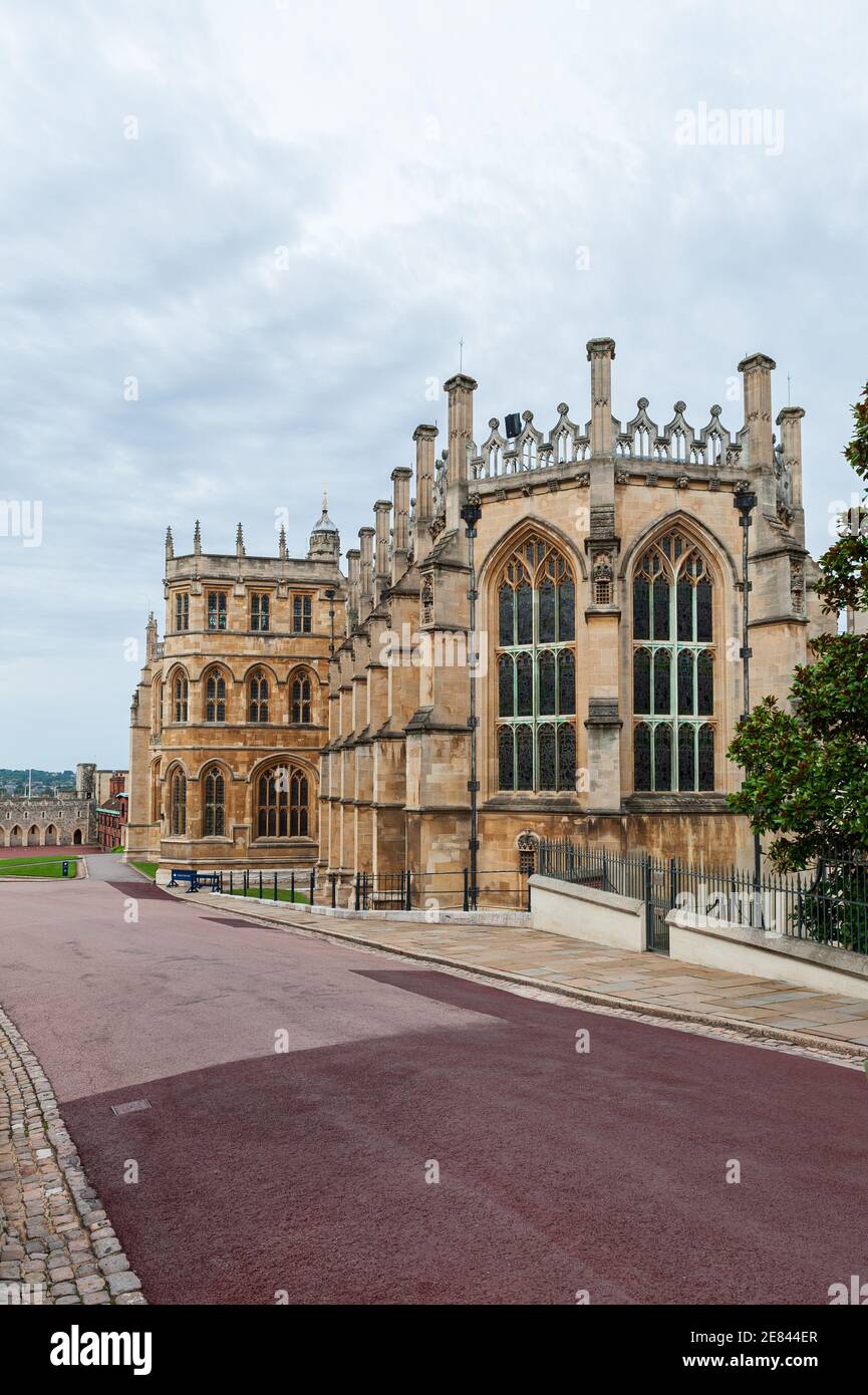 08/27/2020. Windsor Castle, Großbritannien. Der untere Bezirk mit St. George's Chapel, die Lady Chapel. Es ist die älteste und größte besetzte Burg der Welt. Stockfoto