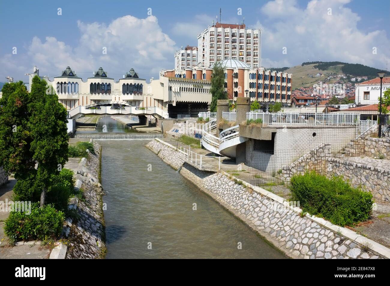 NOVI PAZAR, SERBIEN - 26. Juli: Das moderne Stadtzentrum von Novi Pazar mit dem architektonischen Komplex des Hotels Vrbak am Fluss Raska. Gedreht in 26 Ju Stockfoto