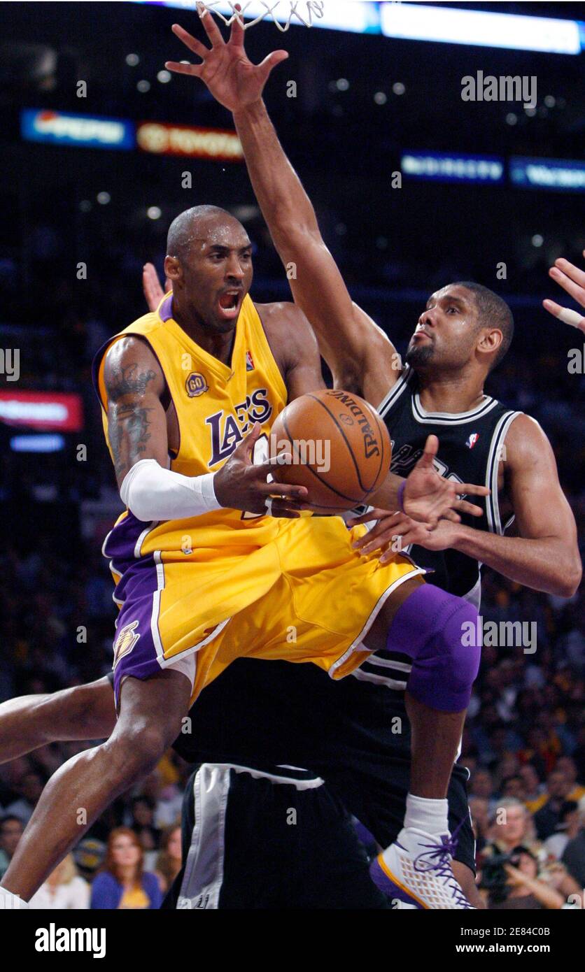 Los Angeles Lakers Kobe Bryant (L) geht aus unter dem Korb San Antonio Spurs Tim Duncan in Spiel 5 ihrer NBA Western Conference Finale Basketball-Playoff-Serie in Los Angeles, 29. Mai 2008 verteidigt.     REUTERS/Gus Ruelas (Vereinigte Staaten) Stockfoto