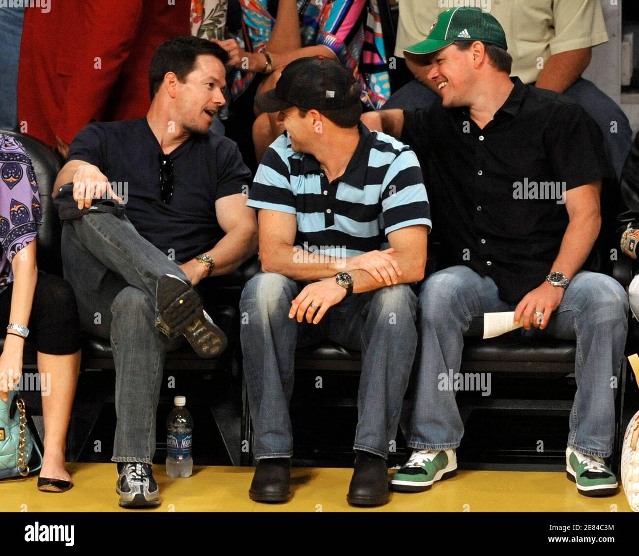 Schauspieler Mark Wahlberg (L) spricht mit einem unbekannten Freund und  Schauspieler Matt Damon (R) am Spielfeldrand während Spiel 5 zwischen den  Los Angeles Lakers und den Boston Celtics in der NBA  Finals-Basketball-Meisterschaft