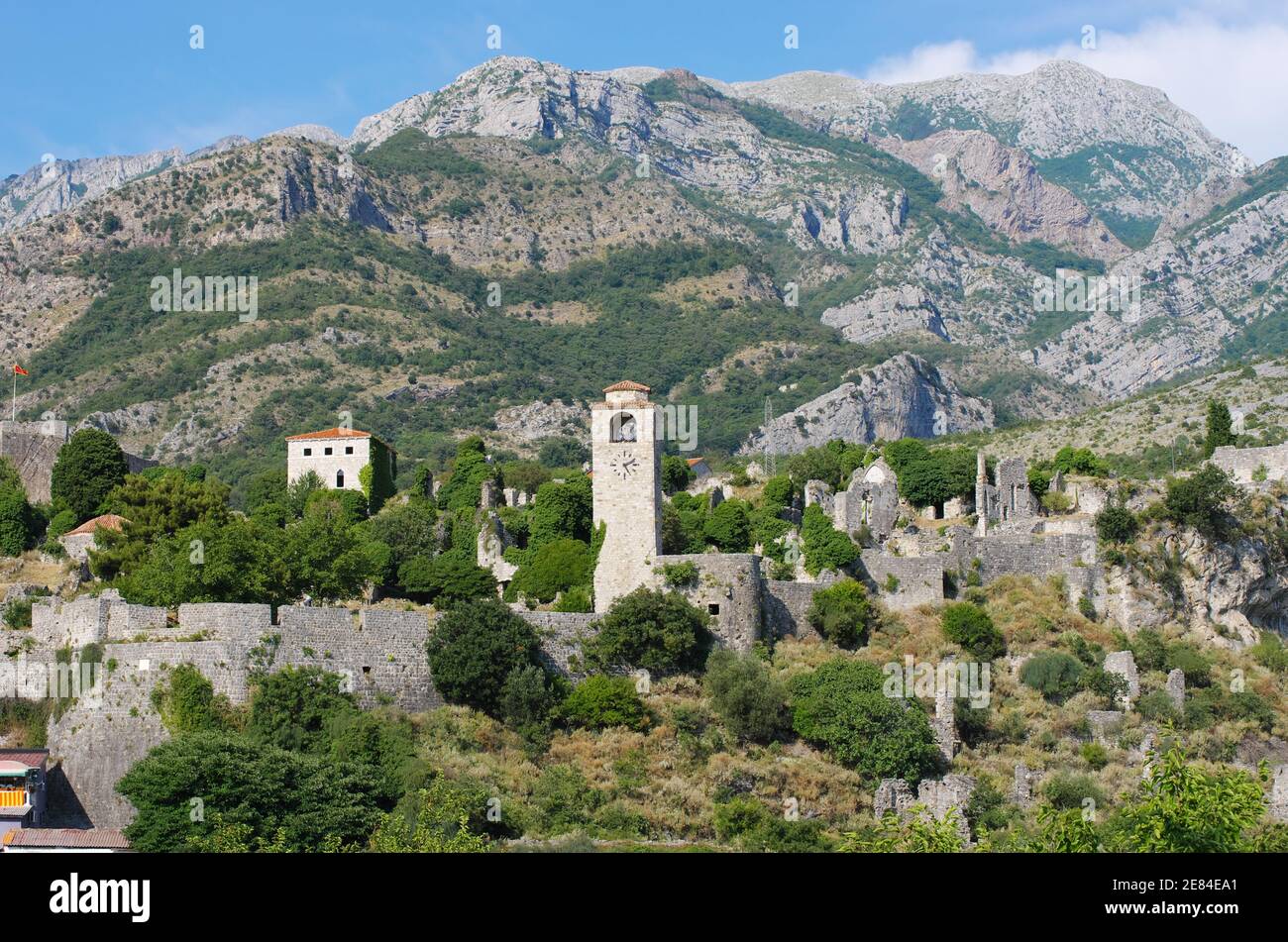 Der Uhrturm in Stari Bar alte Festung und Rumija Gebirge im Hintergrund, Montenegro Stockfoto